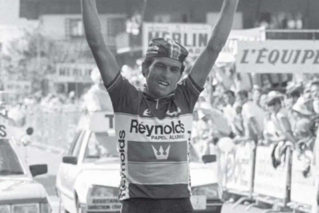 Ángel Arroyo, que muere a los 70 años, levanta los brazos en una llegada con el maillot del Reynolds