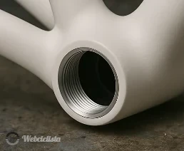 Caja de pedalier roscada de un cuadro de bicicleta, con la rosca metálica visible