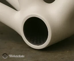 Caja de pedalier lisa, sin rosca, de un cuadro de carbono
