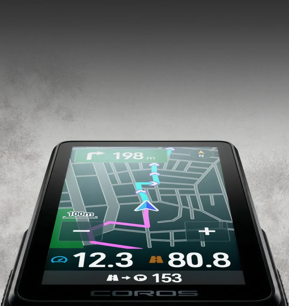 Pantalla del ciclocomputador de COROS mostrando un mapa con indicaciones de navegación