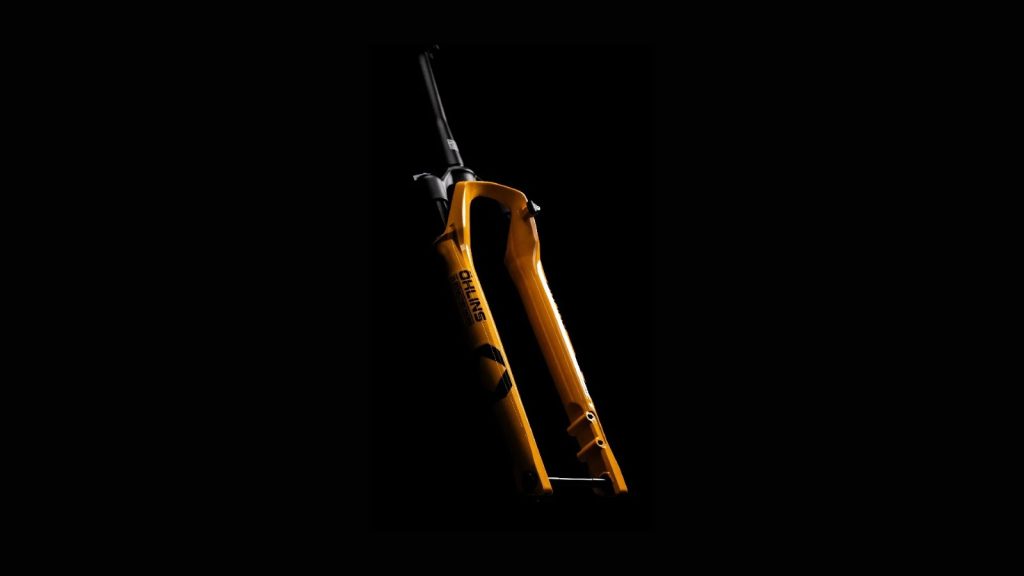 Horquilla de suspensión para gravel Öhlins GXF30 M.1 en amarillo sobre fondo negro